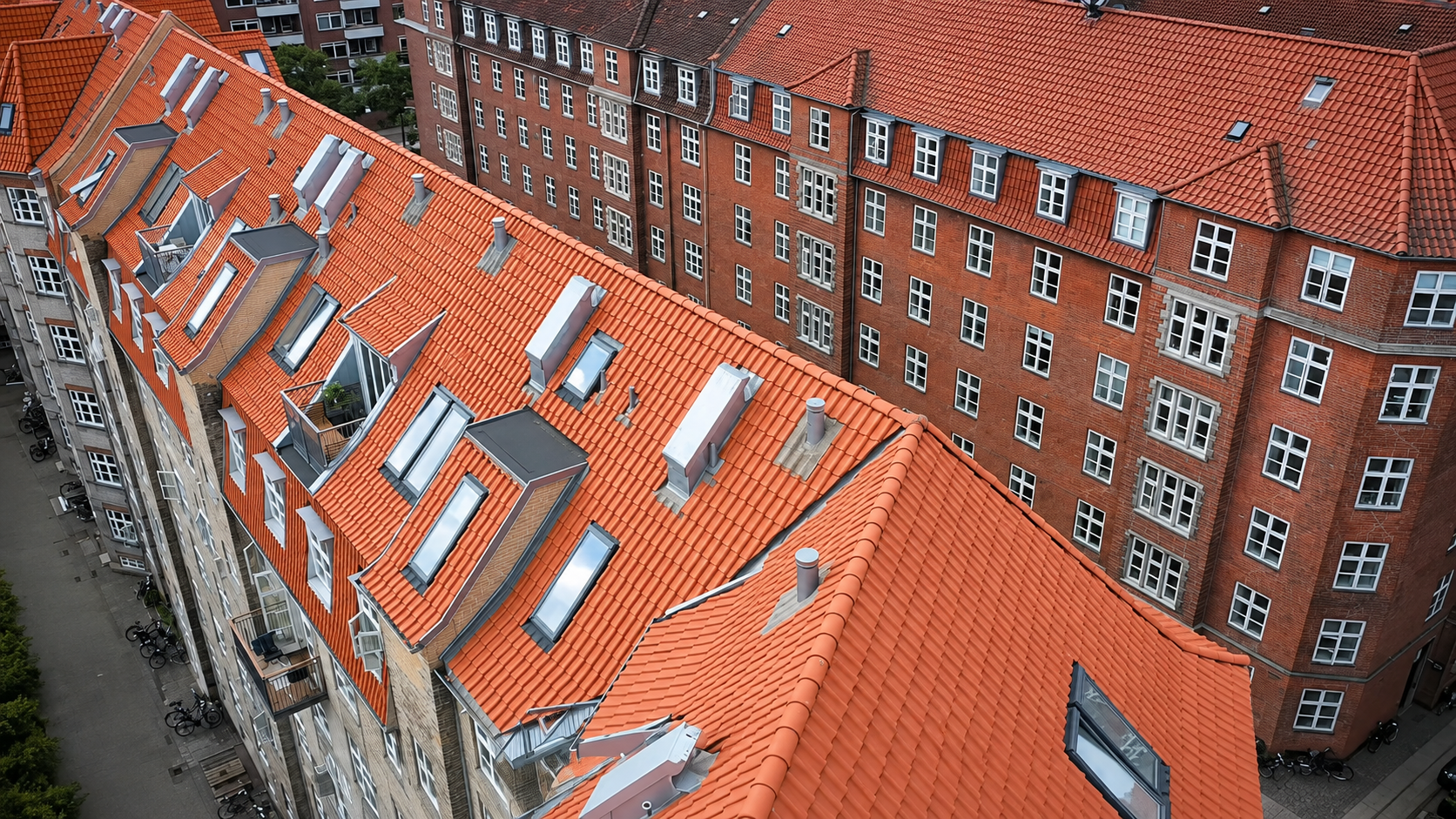 Originalt dronefoto med overblik over bygninger og tage