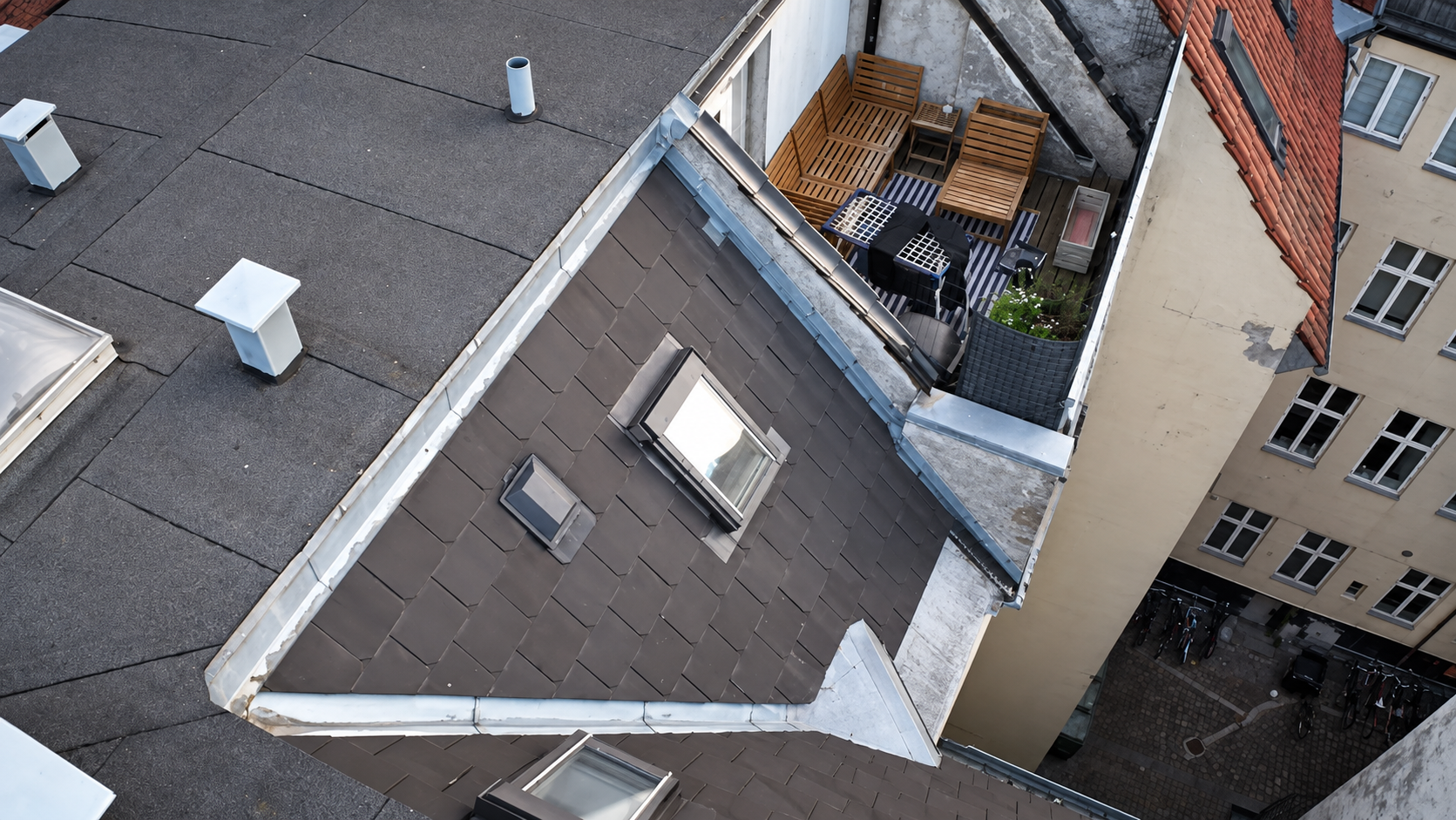 Dronefoto af en bygning set ovenfra