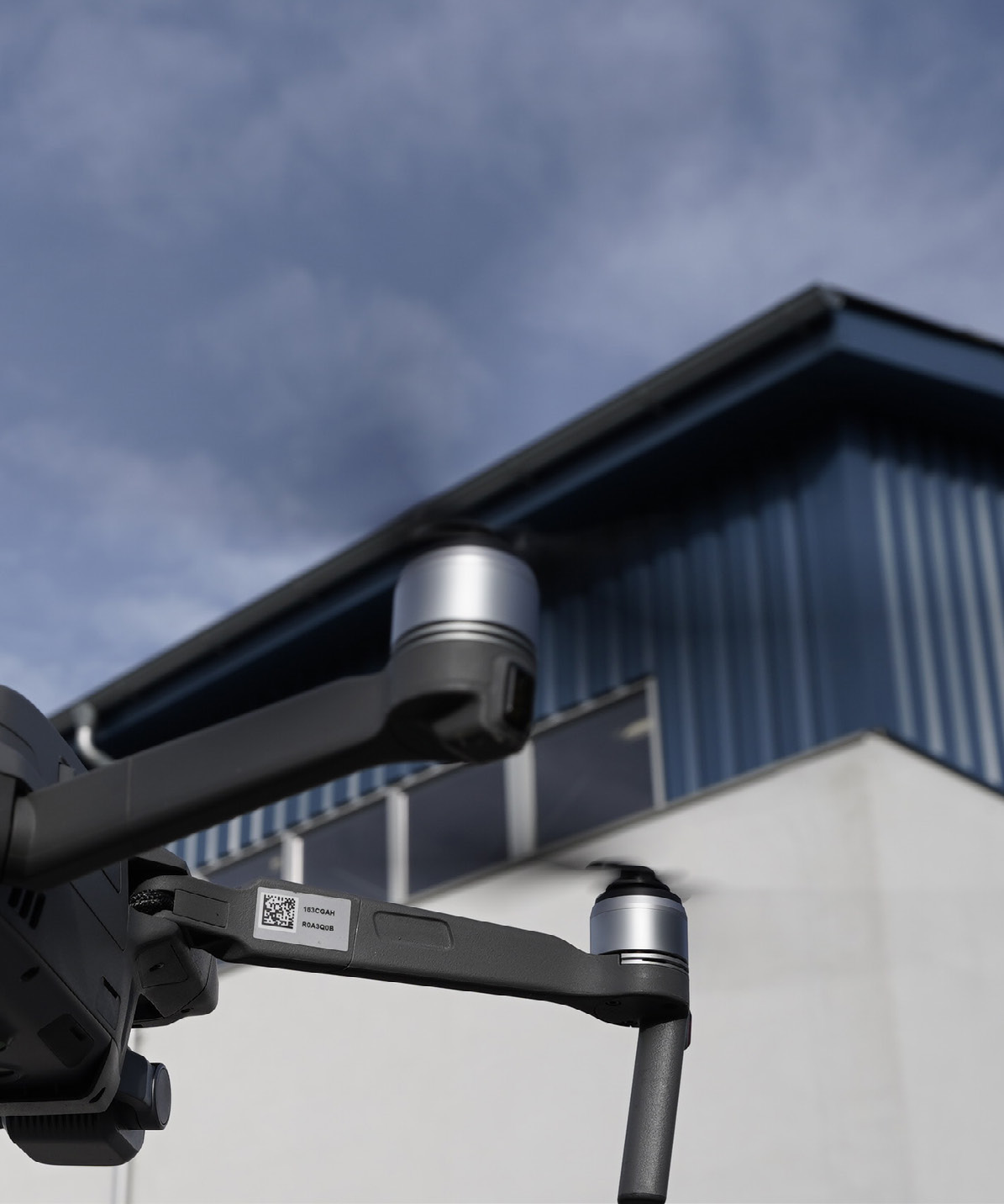 Drone tæt på en bygning under en teknisk inspektion
